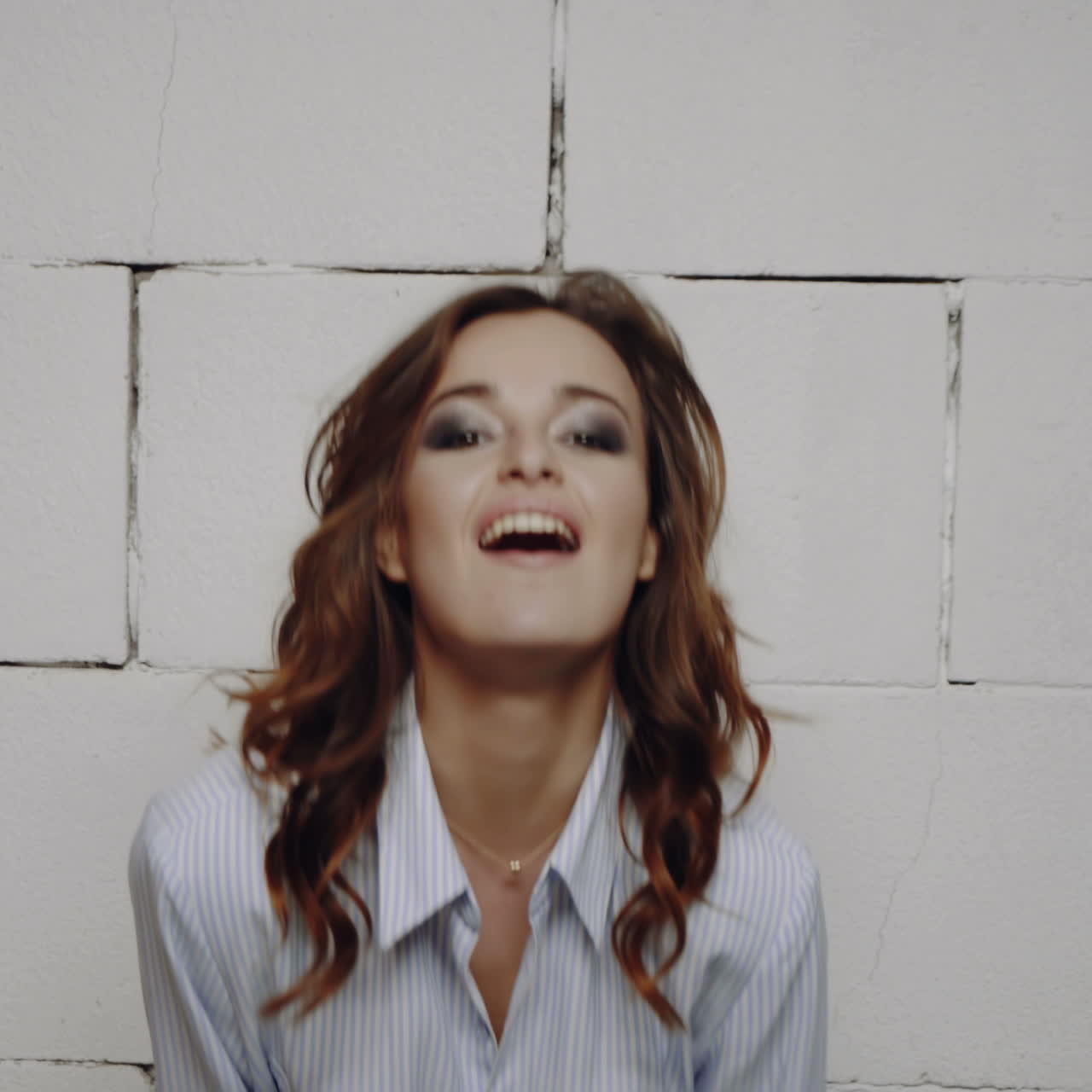 улыбающаяся женщина в полосатой рубашке