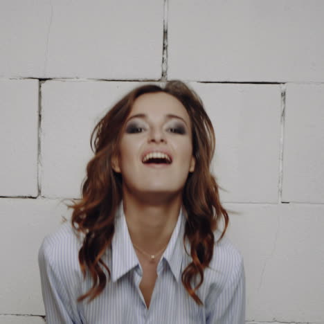 mujer sonriente con camisa a rayas