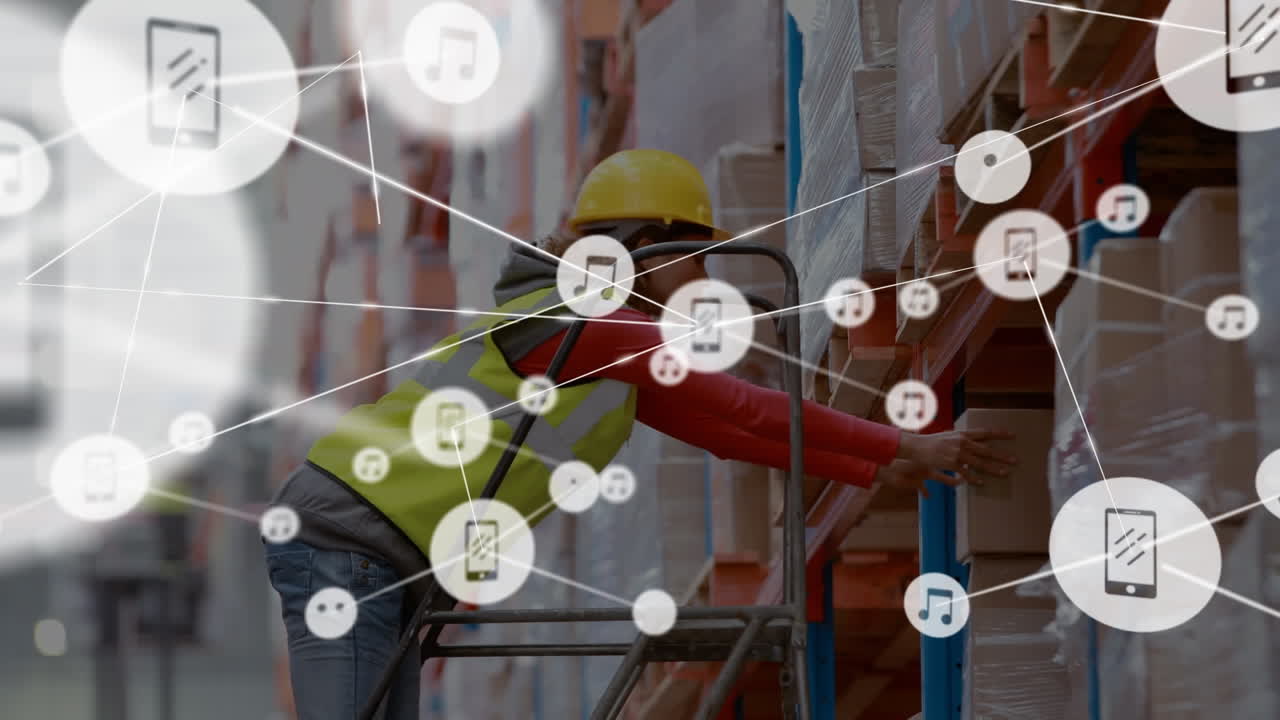 animación de la red de conexiones con iconos sobre el hombre que trabaja en el almacén