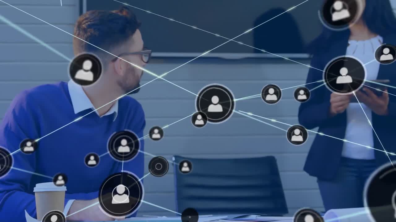 animación de una red de iconos de perfiles contra hombres y mujeres diversos discutiendo en la oficina