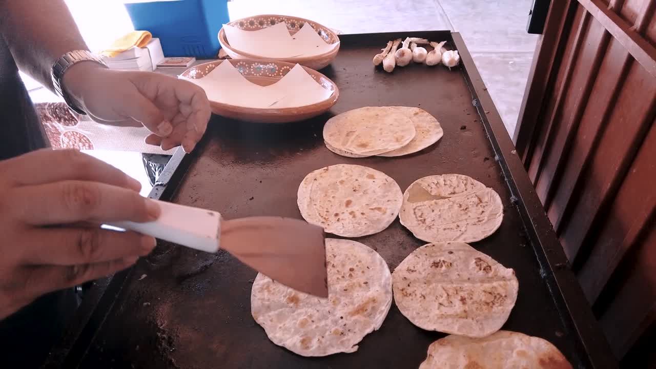 un chef está haciendo pan de tortilla en una cocina