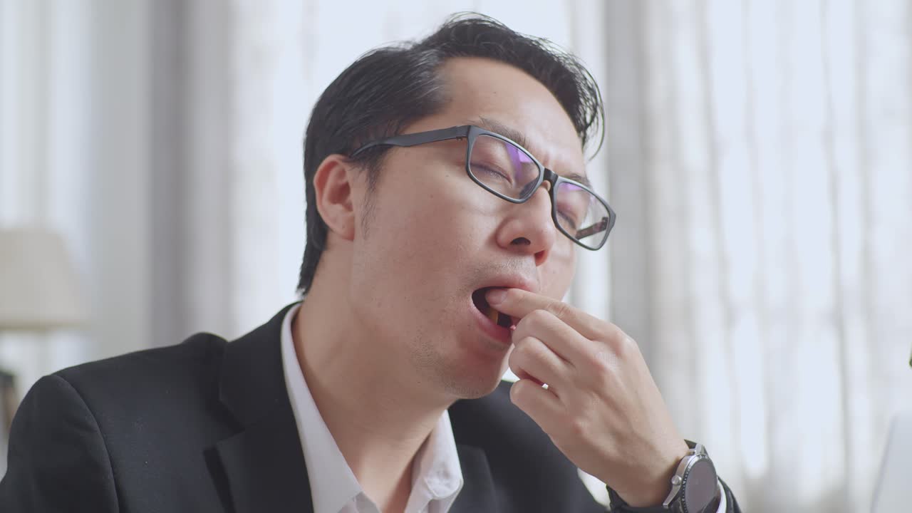 물을 마시며 일하는 사업가