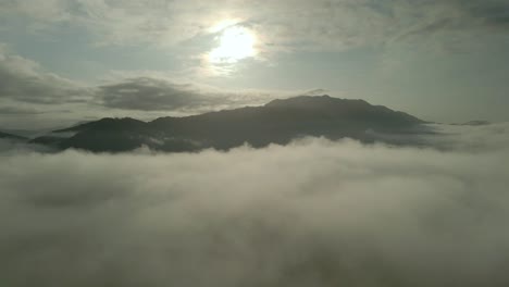 가을 산에서 빛나는 안개와 일출 광선