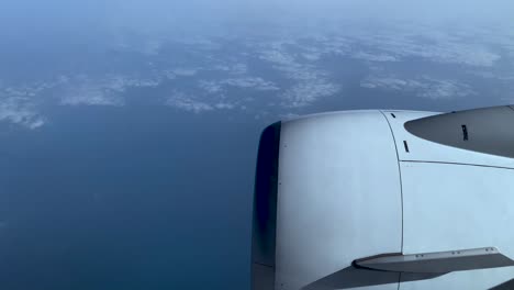 Wolken-Und-Himmel-Durch-Das-Fenster-Eines-Flugzeugs-Gesehen