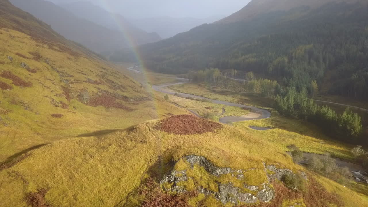 vuelo por el valle del río finnan en las tierras altas escocesas con arco iris