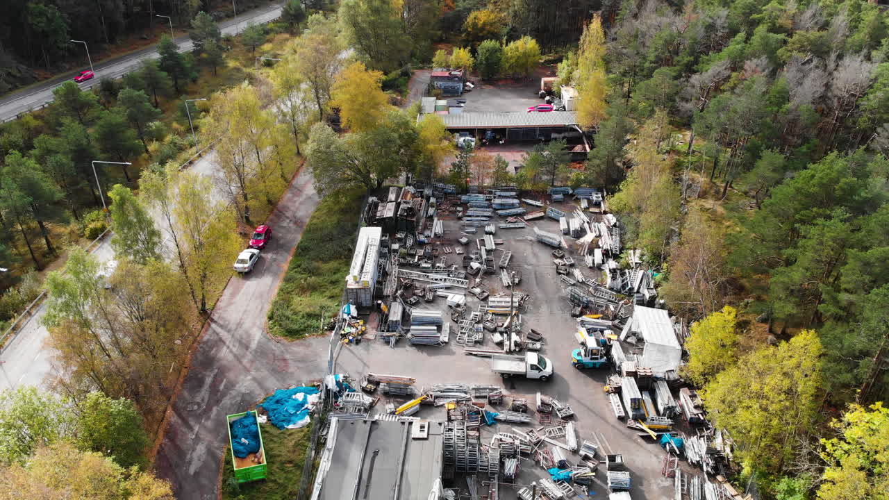 건설 회사의 개방형 창고에 보관된 비계