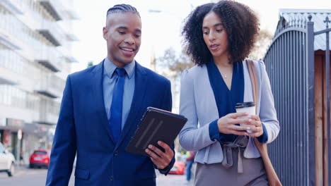 les voyageurs, les citadins et les hommes d'affaires sur tablette