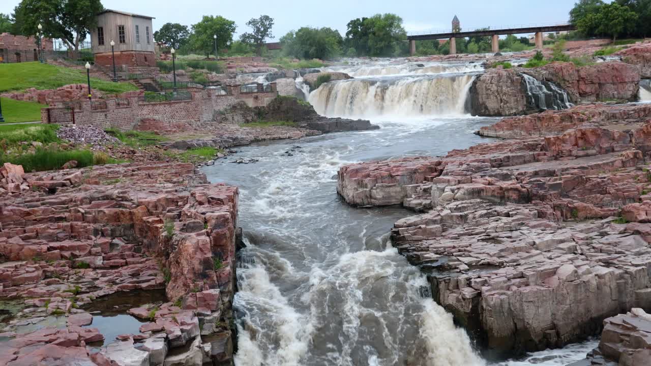bucle - temprano en la mañana en las cascadas en el gran río sioux, una importante atracción turística en sioux falls sd - temprano en la mañana