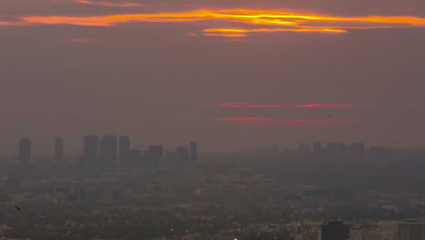 lapso de tiempo de la colorida puesta de sol desapareciendo detrás de nubes en movimiento sobre el horizonte de san francisco