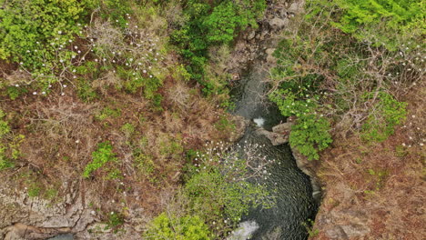 caldera panamá antena v3 vista vertical de arriba hacia abajo toma de elevación que captura el hermoso paisaje de la cascada jaguatta y el entorno natural prístino circundante - filmada con mavic 3 cine - abril de 2022