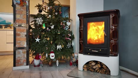 decoración de año nuevo, árbol de navidad, interior del hogar con regalos y decoración de chimenea