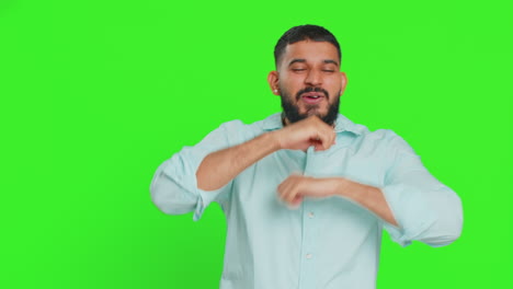 joven feliz escuchando música bailando discoteca divirtiéndose relajándose en la fiesta, haciendo movimientos divertidos