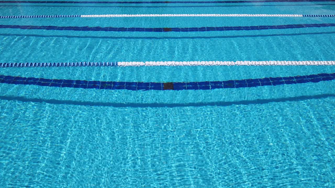 Olympisk svømmebassin baggrund på en lys solskinsdag