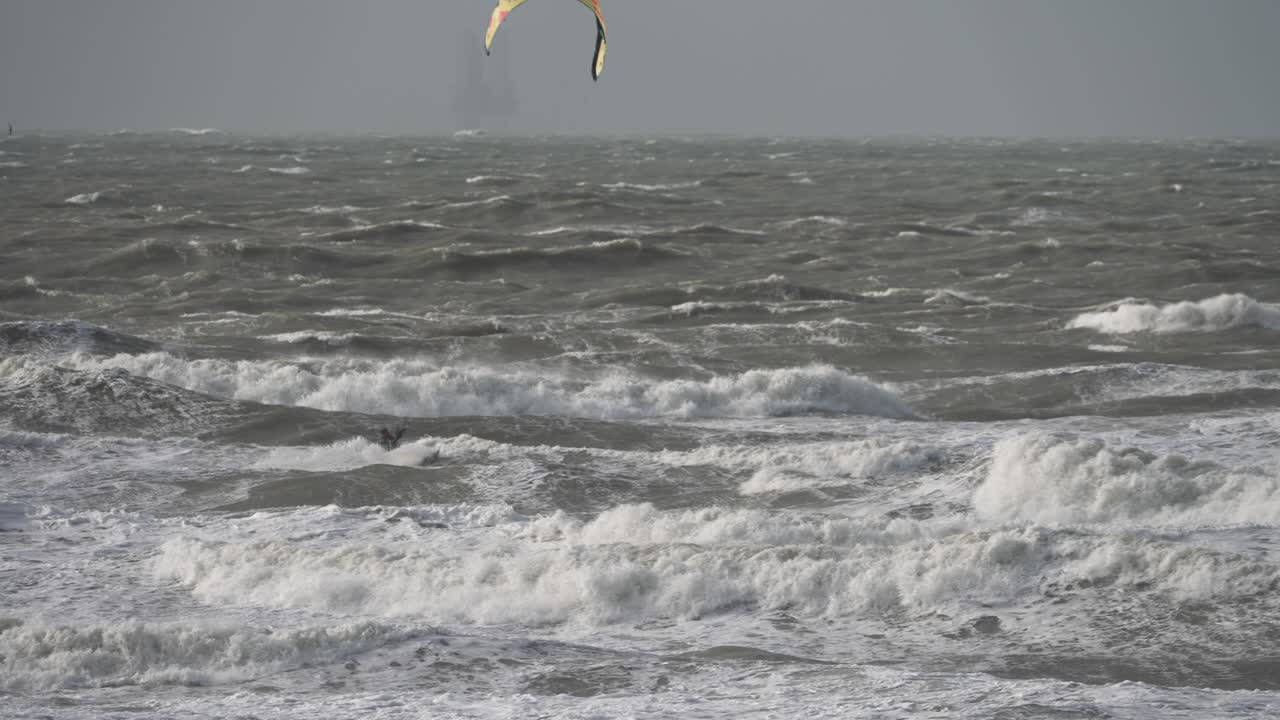 거친 바다 상황에서 큰 파도를 뛰어다니는 카이트서퍼, 스헤베닝겐