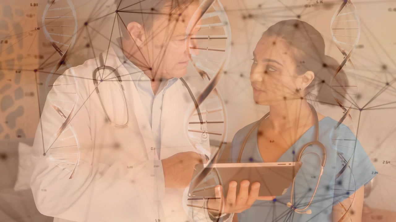 Toccare il tablet per iniziare l'esame, il medico indica mentre l'infermiera lo inclina, visualizzando la cartella clinica sotto una sovrapposizione di DNA.