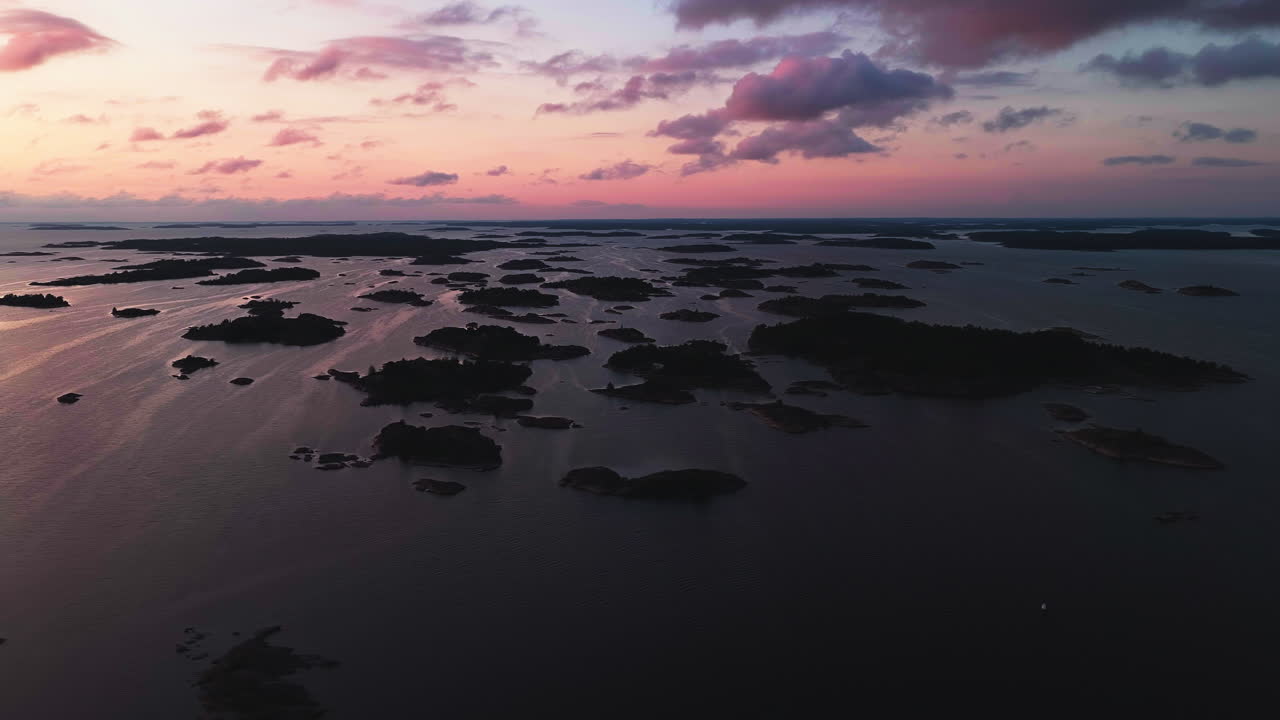 Panorama droneoptagelse omkring silhuetten af finske skærgårdsøer, solnedgang i Oro