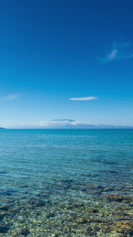 Schöner-Strand-Und-Die-Küste-In-Griechenland-In-Vertikaler