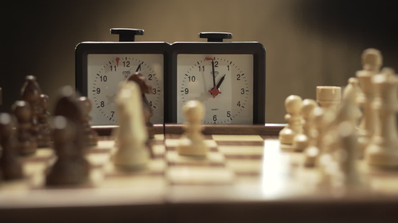 un primer plano de un juego de ajedrez.