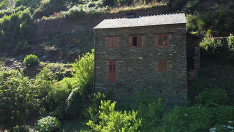 Hermosa-Y-Antigua-Casa-De-Piedra-En-Medio-De-La-Naturaleza