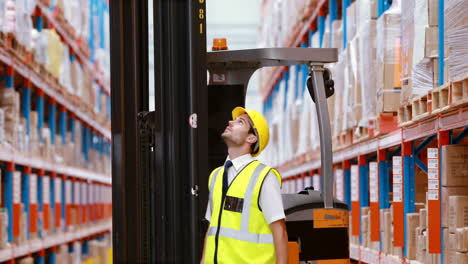 Trabajador-De-Almacén-Masculino-Comprobando-Stock-Para-Envío