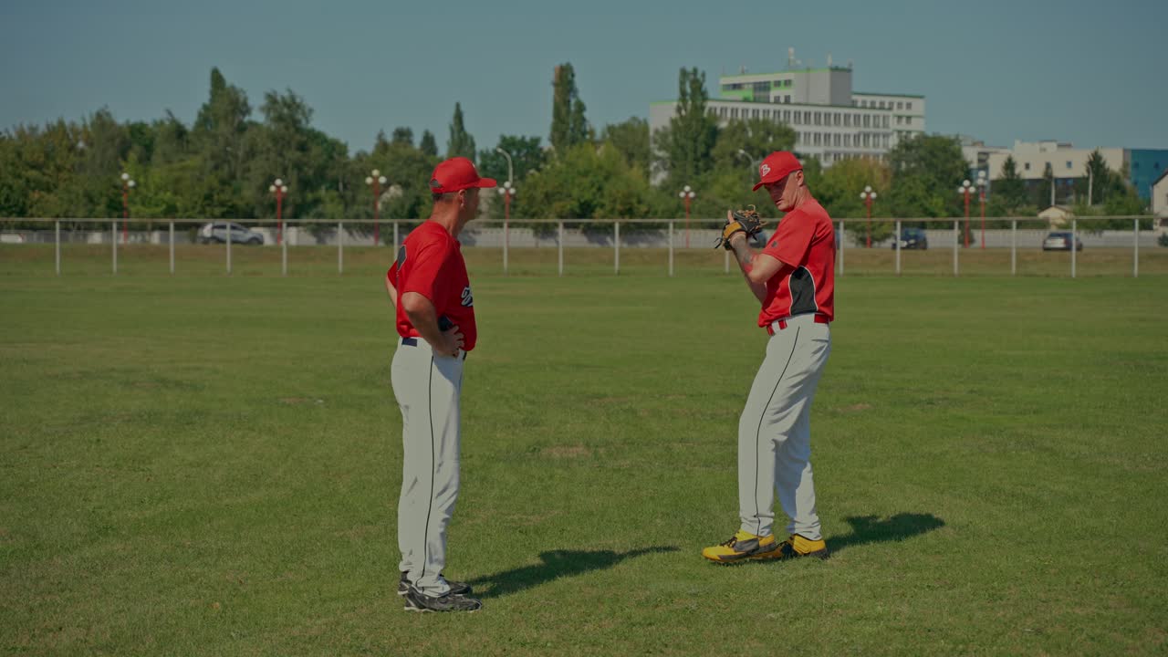 Giocatori di baseball che si allenano sul campo