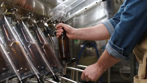 hombre trabajando en una cervecería