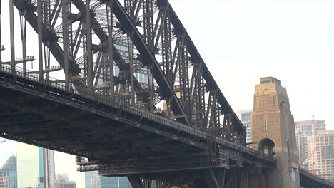 Ein-Zug-Fährt-über-Die-Sydney-Harbour-Bridge,-Australien