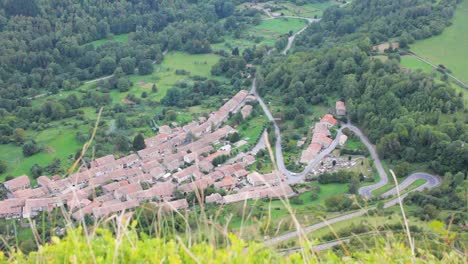 Vista-Del-Pueblo-De-Monségur-En-El-Campo-De-Francia,-Desde-Arriba,-Desde-El-Castillo-De-Monsegur,-Cerca-De-Toulouse