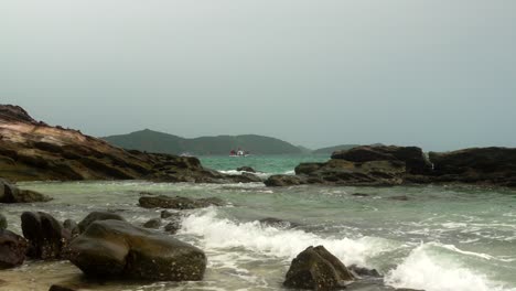 Phi-Phi-Insel-Phuket-Thailand-Fischerboot-Hintergrund-Plätschernde-Wellen