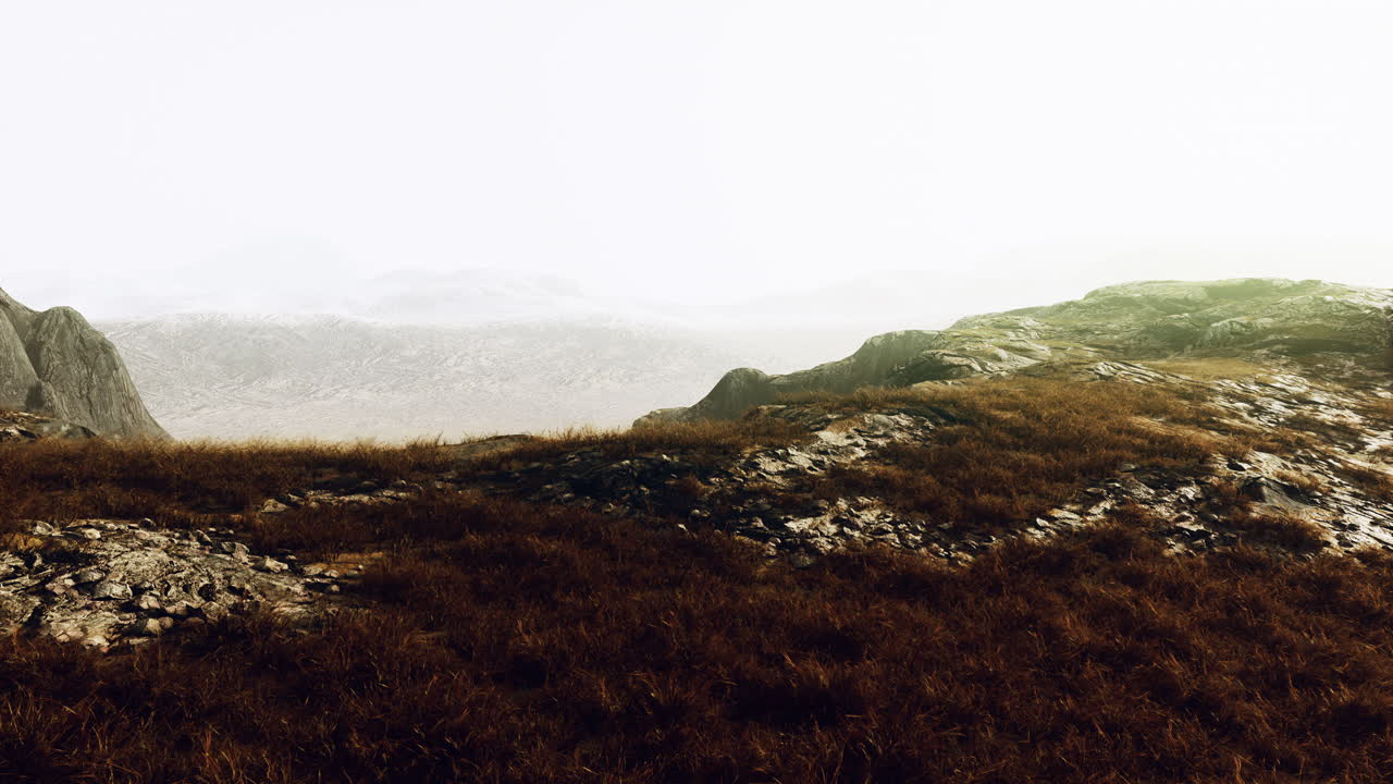 piedras cubiertas de hierba y musgo bajo el cielo brillante de nepal