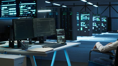 donna in sedia a rotelle che fa manutenzione all'infrastruttura della sala server