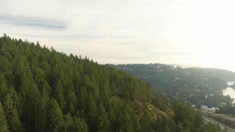 Vista-Panorámica-De-La-Autopista-Del-Mar-Al-Cielo-En-La-Bahía-De-La-Herradura-Durante-Una-Soleada-Puesta-De-Sol-De-Invierno