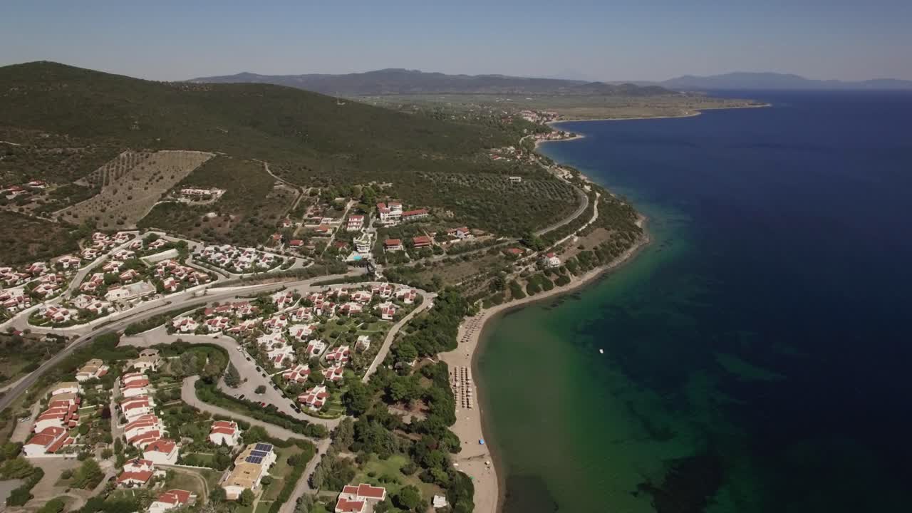 escena aérea de la costa del mar y la playa de trikorfo con colinas verdes grecia