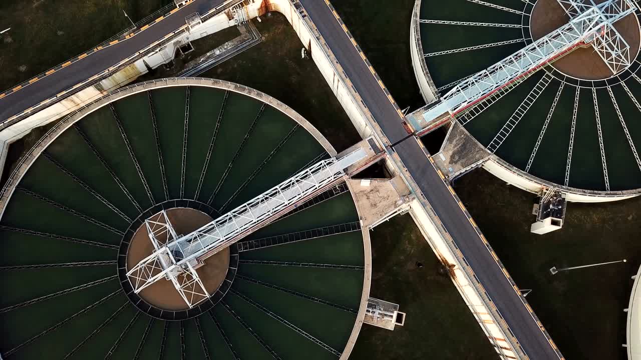video en 4k: vista aérea de la planta de tratamiento de agua