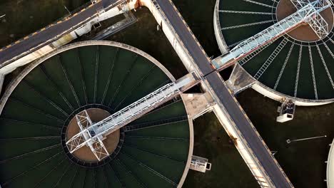 video en 4k: vista aérea de la planta de tratamiento de agua