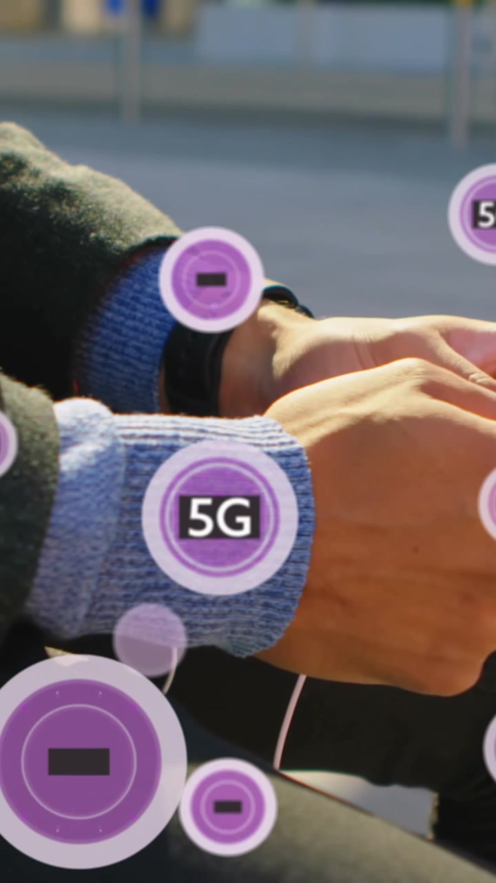 Animazione di testi 5G su uomo d'affari caucasico che usa uno smartphone