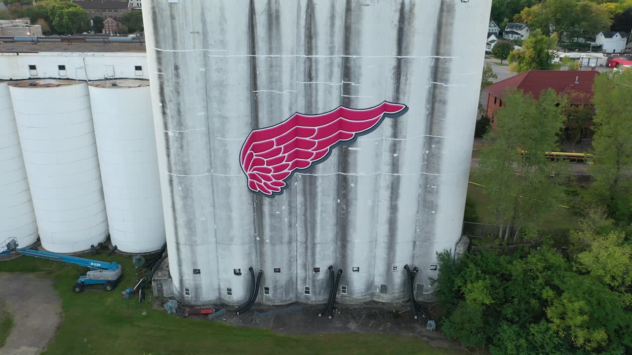 mural de ala roja en los ascensores de grano