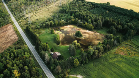 Sobrevuelo-Aéreo-De-Vida-Sostenible-Fuera-De-La-Red-Eco-Amigable-Casa-De-Campo-Energía-Verde-Renovable-Huella-Neutral-En-Carbono-Conservación-Del-Hábitat-De-La-Granja-Rural-Estilo-De-Vida-Alternativo-4k