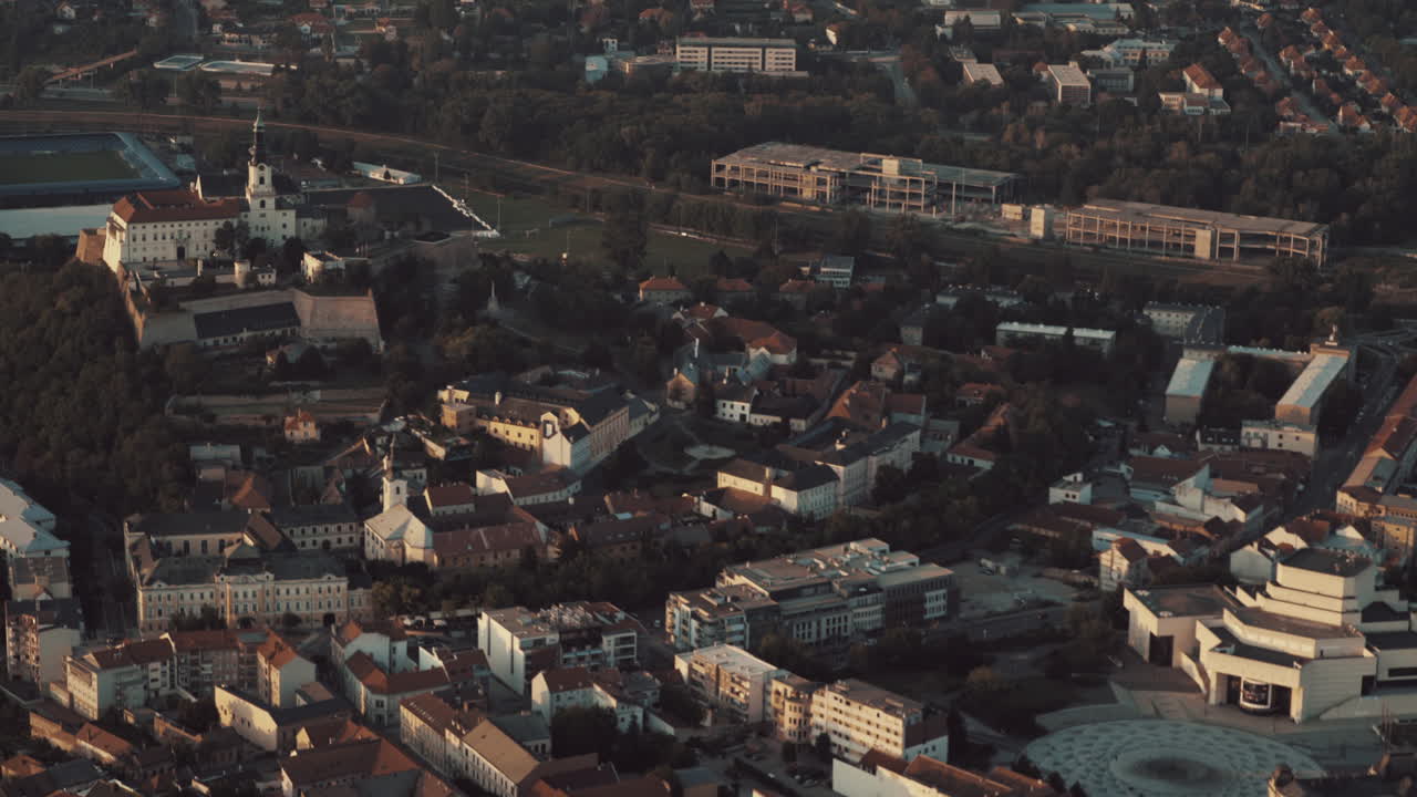 석양의 니트라 마을과 성의 조감도