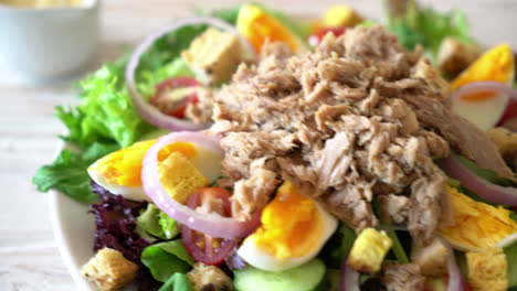 Tuna-with-vegetable-salad-and-eggs