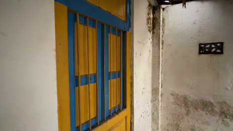 ventana de madera con barras de hierro en la casa vieja
