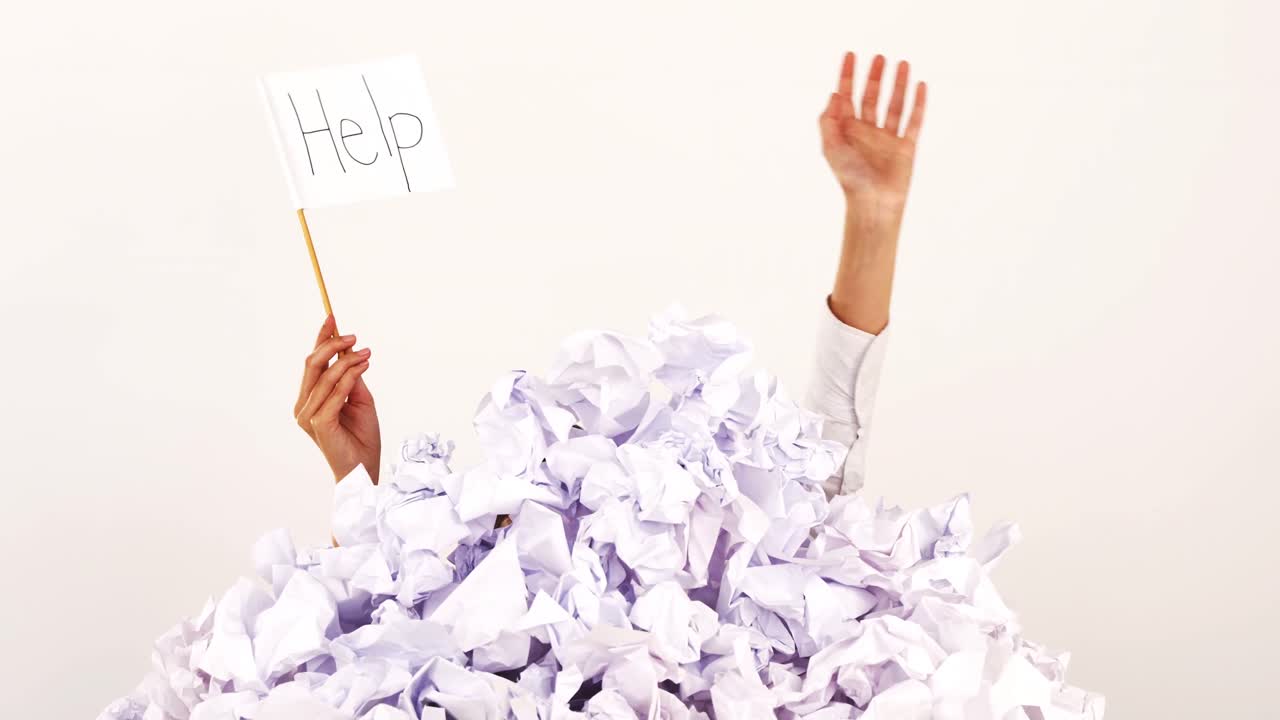 종이 폐기물에 대한 도움을 요청하는 사업가의 손