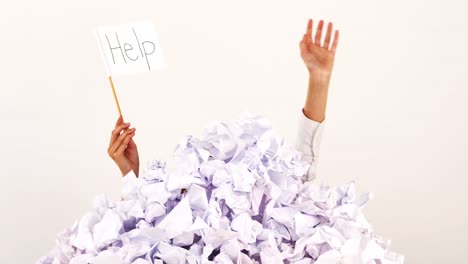 manos de una mujer de negocios pidiendo ayuda en un desperdicio de papel