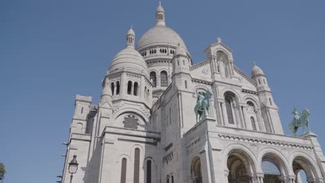 Exterior-De-La-Iglesia-Del-Sacre-Coeur-En-París,-Francia,-Filmado-En-Cámara-Lenta-1