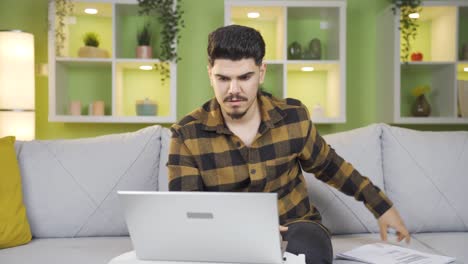 trabajador de la oficina en casa teniendo una reunión en línea.