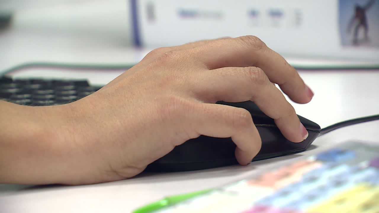 persona que utiliza un ratón de computadora