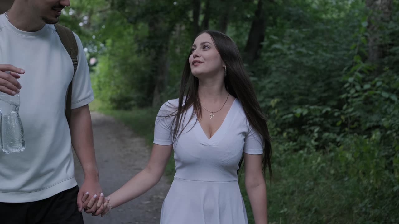 숲에서 산책하는 커플