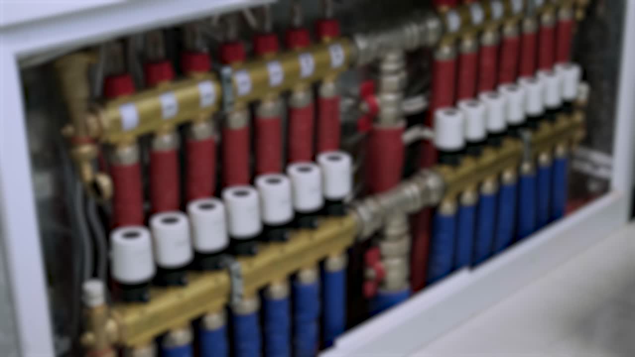 집에서 난방 시스템은 모호합니다. 현대적인 물 난방 시스템과 함께 집 보일러 방 내부