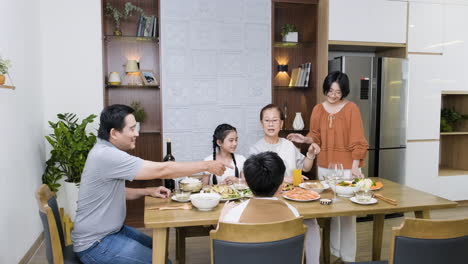 Familia-Asiática-Almorzando.