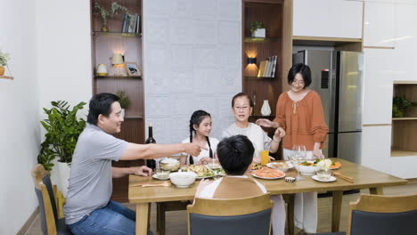 점심을 먹고 있는 아시아 가족.